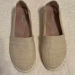 Clarks‎ Women's Cream Slip-On Loafers